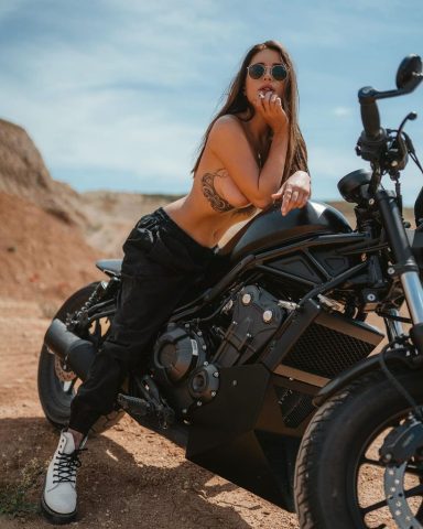 Liya Silver en una sección de fotos con una moto negra